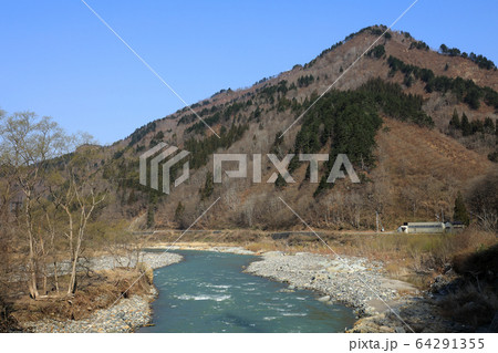 雪融けの布沢川と爼倉山　福島県只見町 64291355