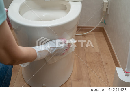 トイレ掃除 64291423
