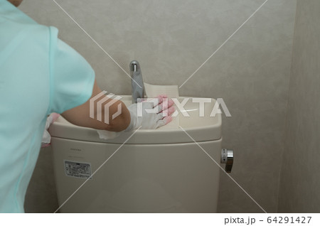 トイレ掃除 トイレ掃除 64291427