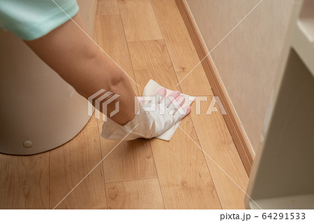 トイレの床掃除 トイレの床掃除 64291533