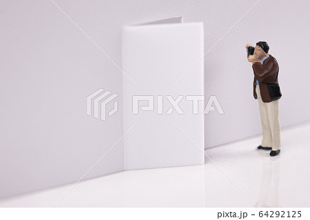 ドアの隙間から写真を撮る男 64292125