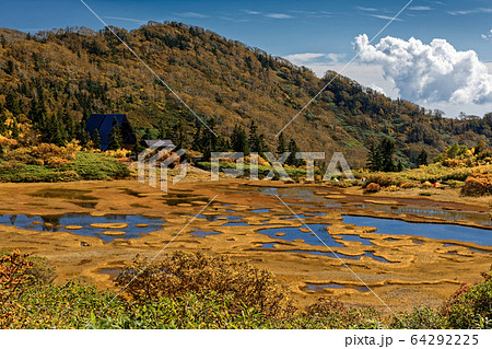 秋の妙高連山・高谷池湿原と高谷池ヒュッテ 秋の妙高連山・高谷池湿原と高谷池ヒュッテ 64292225