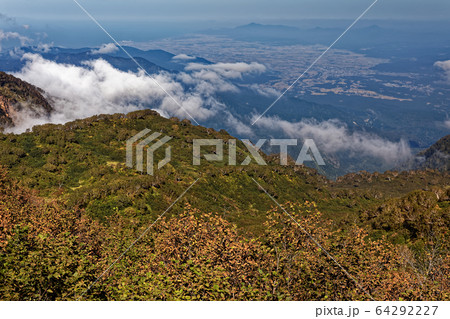 妙高連山・黒沢山の稜線から見る上越市街と日本海 64292227