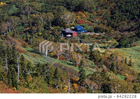 妙高山の紅葉と黒沢池ヒュッテ 妙高山の紅葉と黒沢池ヒュッテ 64292228