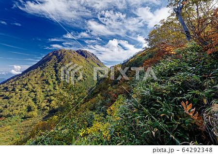 大倉乗越から見る紅葉の妙高山と秋の空 大倉乗越から見る紅葉の妙高山と秋の空 64292348