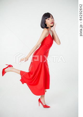 面白いろい 女性 赤い ドレス ポーズ セール 人物 白バック 素材の写真素材