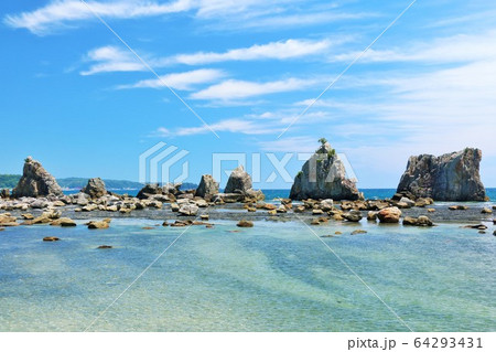 和歌山県 青空と青い海の串本橋杭岩 和歌山県 青空と青い海の串本橋杭岩 64293431