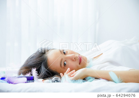 綺麗 女性 ベッド 部屋 リラックス 人物 素材 綺麗 女性 ベッド 部屋 リラックス 人物 素材 64294076