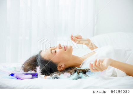 綺麗 女性 ベッド 部屋 リラックス 人物 素材 綺麗 女性 ベッド 部屋 リラックス 人物 素材 64294089
