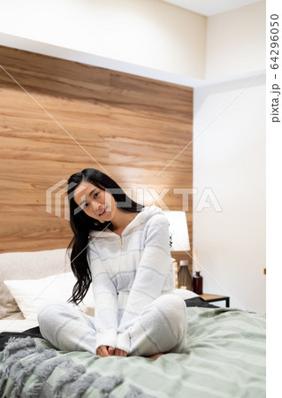 若い女性 若い女性 64296050