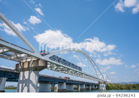 淀川にかかる鉄橋を渡るモノレール 64296243