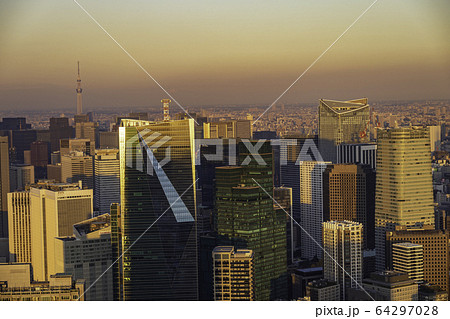 東京・都市風景・ミッドタウン・東京スカイツリー　夕景 64297028