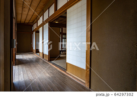 福島県二本松市 春の安達ヶ原ふるさと村 武家屋敷の縁側 福島県二本松市 春の安達ヶ原ふるさと村 武家屋敷の縁側 64297302