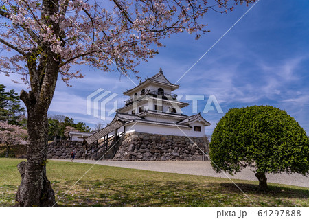 宮城県 春の白石城 復元された天守閣 三階櫓 宮城県 春の白石城 復元された天守閣 三階櫓 64297888