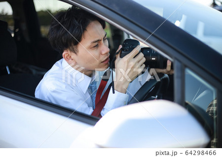 車内から写真を撮る男性 64298466