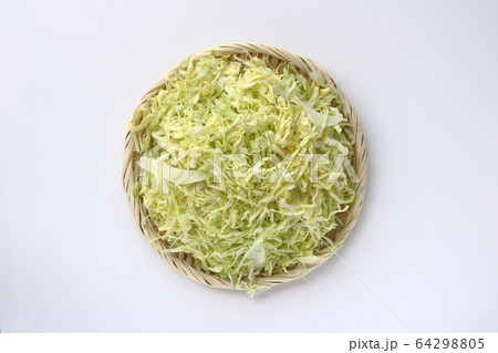 春キャベツの下拵え 64298805