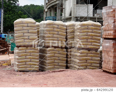 Cements that has reached the construction site. Packed in a durable bag and placed on a wooden pallet. 64299120