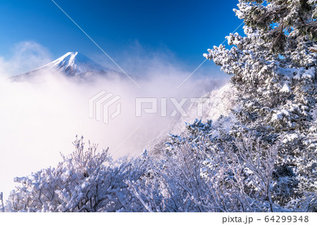 《山梨県》大雲海に浮かぶ富士山・雪景色 64299348