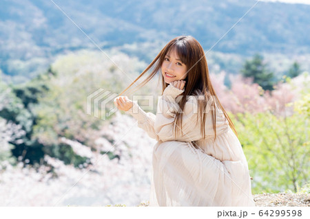 ワンピースを着ている女性 ワンピースを着ている女性 64299598