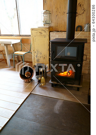 薪ストーブのある室内の写真素材