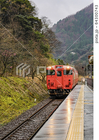 雨の余部駅に到着するキハ47型気動車 雨の余部駅に到着するキハ47型気動車 64300743