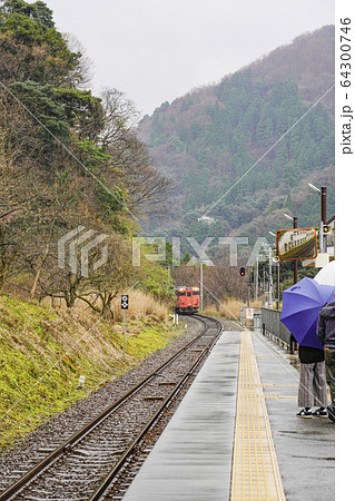 雨の余部駅に到着するキハ47型気動車 64300746