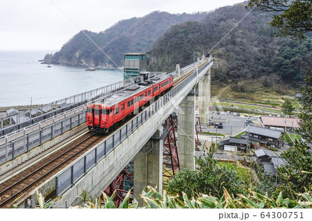 余部鉄橋を走行するキハ47型気動車 余部鉄橋を走行するキハ47型気動車 64300751