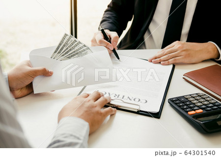 Entrepreneurs are signing a contract about 64301540