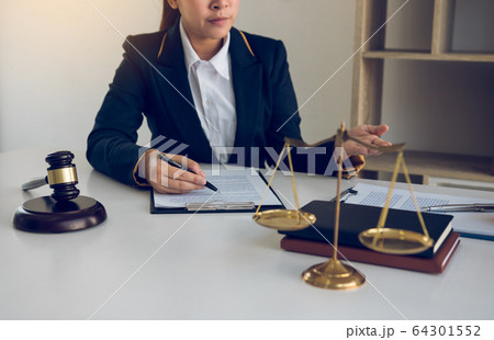 Lawyer is explaining about the wrongdoing laws Lawyer is explaining about the wrongdoing laws 64301552