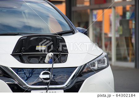 電気自動車　ゼロエミッション　リチウムイオンバッテリー　EV　充電　エコカー　プラグイン　自家用車 64302184