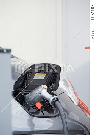 電気自動車　ゼロエミッション　リチウムイオンバッテリー　EV　充電　エコカー　プラグイン　自家用車 64302187
