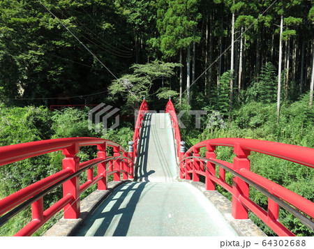 千葉県の養老川（養老渓谷）に架かる観音橋（リニューアル後） 64302688