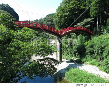 千葉県の養老川（養老渓谷）に架かる観音橋（リニューアル後） 64302776