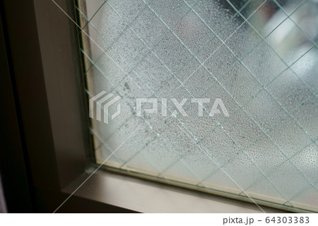結露した窓とアルミサッシの写真素材