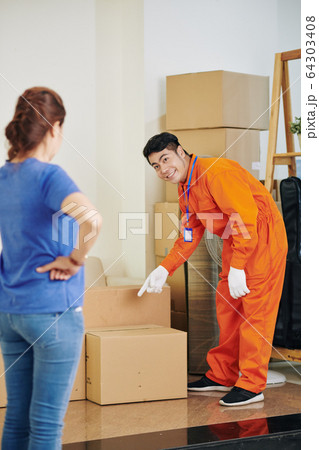 Mover asking onwer about cardboard box Mover asking onwer about cardboard box 64303408