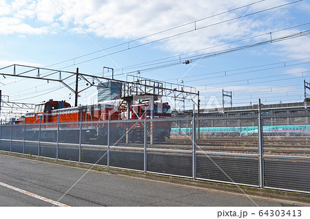田端運転所と東京新幹線車両センター　EF81機関車とDE10機関車とE5系新幹線 64303413