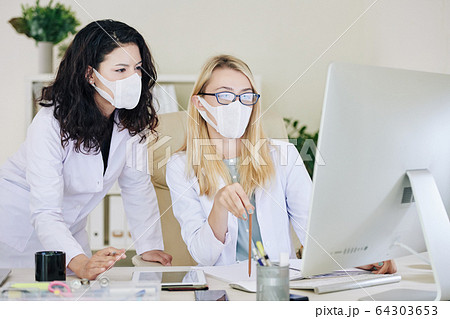 Laboratory researchers discussing tests results Laboratory researchers discussing tests results 64303653