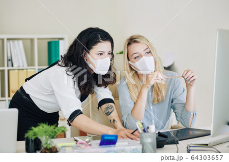 Executive mentor helping colleague 64303657