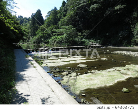 夏の養老渓谷（中瀬遊歩道の飛び石） 64303775