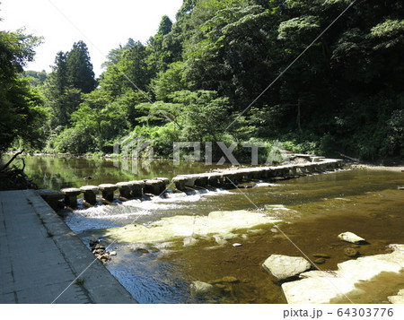 夏の養老渓谷（中瀬遊歩道の飛び石） 64303776