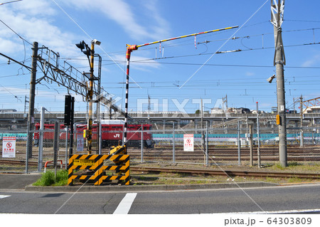 田端運転所と東京新幹線車両センター　王子街道南亘り踏み切り前にて 64303809