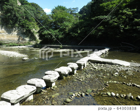 夏の養老渓谷（中瀬遊歩道の飛び石） 64303838