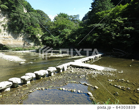 夏の養老渓谷(中瀬遊歩道の飛び石) 夏の養老渓谷(中瀬遊歩道の飛び石) 64303839