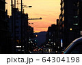 夕暮れの街 64304198