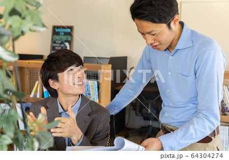 ビジネスシーン 64304274