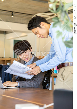 ビジネスシーン 64304276