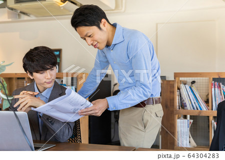 ビジネスシーン 64304283