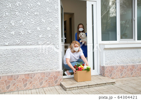 Quarantine or self isolated family receiving food to door 64304421