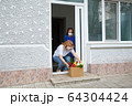 Quarantine or self isolated family receiving food to door 64304424