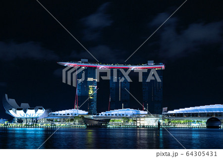 新型コロナウイルスの流行により閉鎖され、電気が消されたマリーナベイサンズホテル 新型コロナウイルスの流行により閉鎖され、電気が消されたマリーナベイサンズホテル 64305431